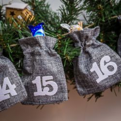 Calendario de adviento bolsas de yute 12 x 15 cm: gris + número blancos Fiestas y ocasiones especiales