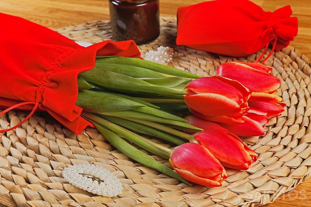 Ramo de tulipanes en una bolsa de terciopelo