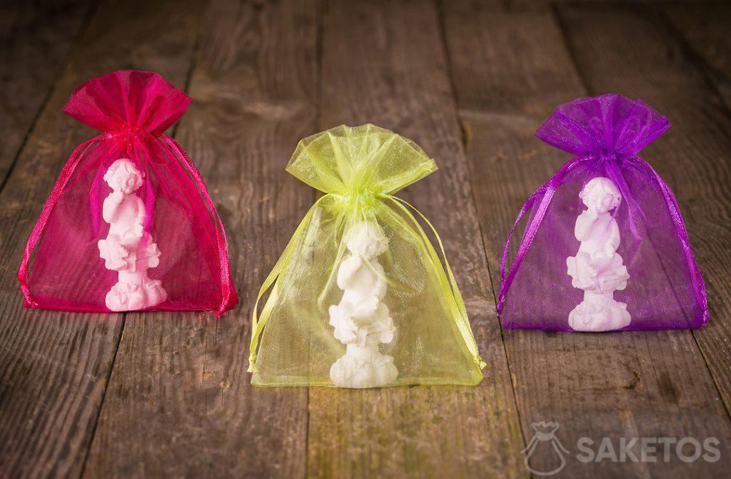 Figuras de ángeles empaquetadas en una bolsa de organza de color para agradecer a los invitados de la boda