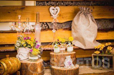 7. Bolsas decorativas de lino y yute de estilo rústico para la mesa de la boda