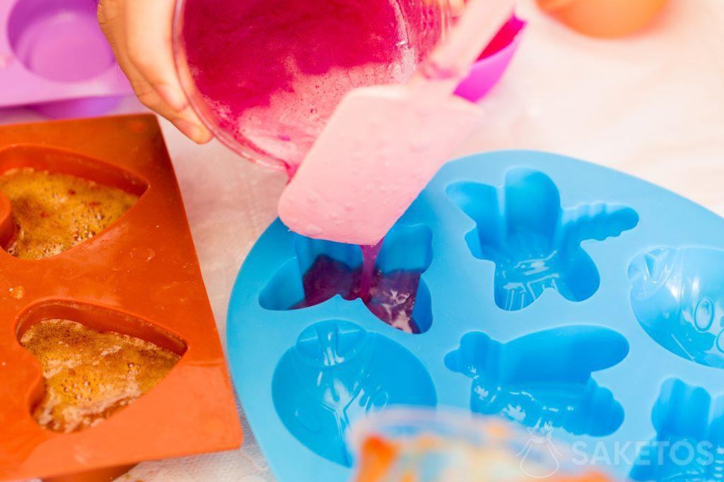 El jabón casero de bricolaje se puede verter en moldes de silicona.