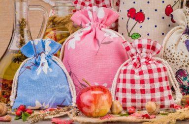Bolsas de lino con estampados coloridos para decoraciones del hogar. Bolsa de organza es un elegante embalaje de velas