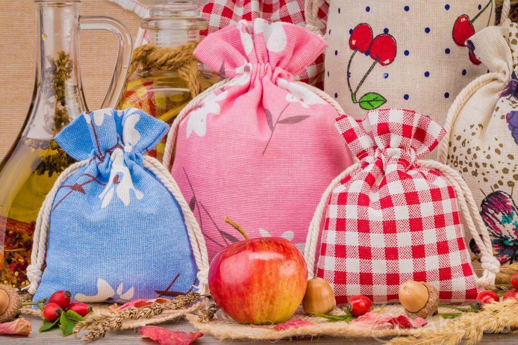 Bolsas de lino con estampados coloridos para decoraciones del hogar. Bolsa de organza es un elegante embalaje de velas