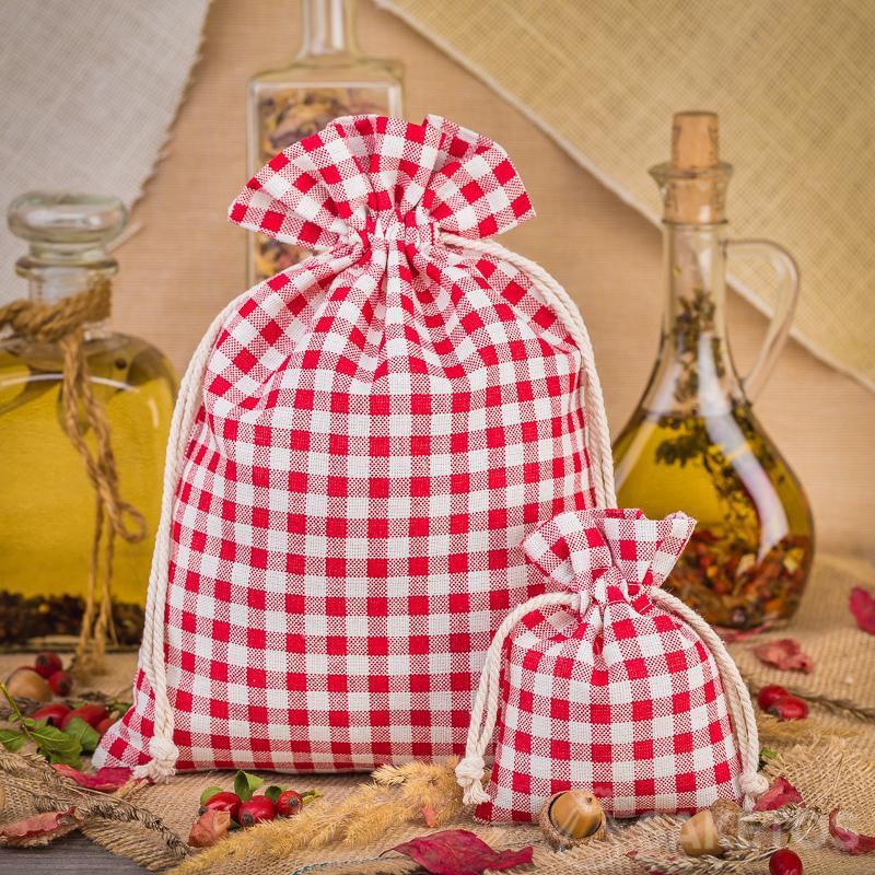 Las bolsas de lino a cuadros rojos de moda son una gran decoración para la encimera o el estante