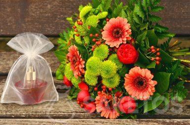 Set de regalo para mujer: un ramo de flores y un perfume en una bolsa de organza