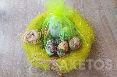 Huevos de Pascua pintados a mano en bolsas de organza verde neón.