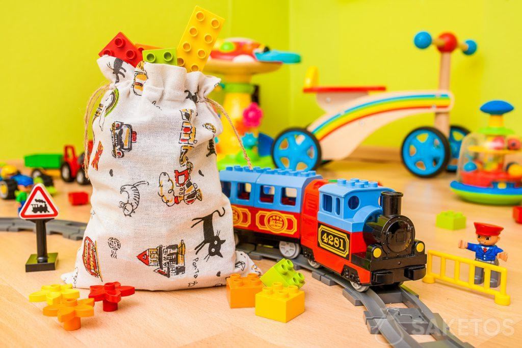 Las bolsas de material son ideales para guardar juguetes y envolver regalos para niños