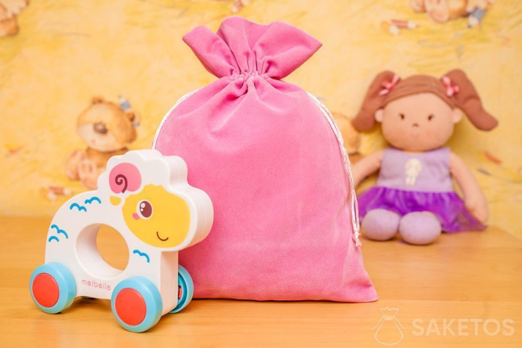 Las bolsas hechas de material de terciopelo son excelentes para el almacenamiento decorativo de juguetes.