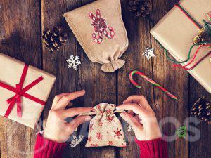 Bolsas de tela son la respuesta perfecta a la pregunta de cómo empacar de forma bonita un regalo de Navidad