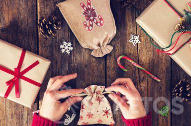 Bolsas de tela son la respuesta perfecta a la pregunta de cómo empacar de forma bonita un regalo de Navidad