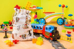 3.Las bolsas de tela son perfectas para almacenar los juguetes y envolver los regalos para los niños.