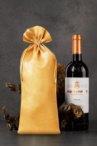 Una bolsa de 16 x 37 cm para una botella de vino.