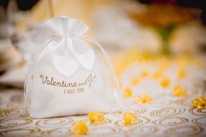 Bolsa de satén blanco con estampado dorado para una boda