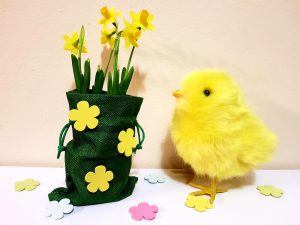 Bolsa de Pascua decorada con flores autoadhesivas