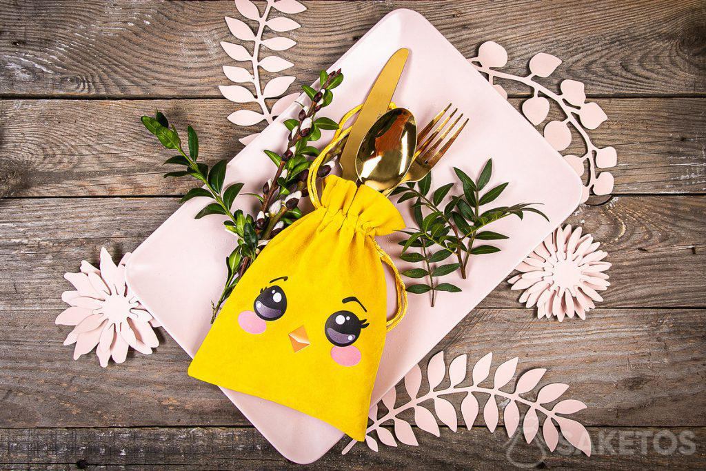 Bolsa de terciopelo amarillo para cubiertos - diseño de pollito