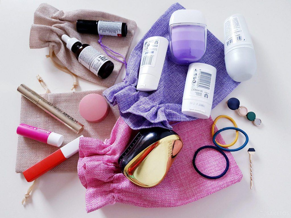 En lugar de un neceser, una bolsa organizadora para cosméticos