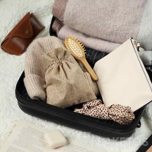 Cómo colocar más artículos en el equipaje de mano: trucos para empacar la  maleta - Saketos Blog - Bolsas Organza