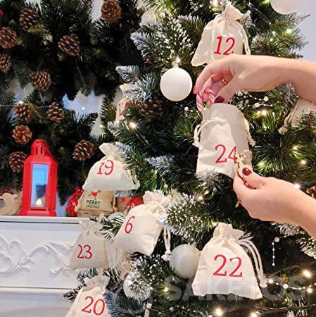 Calendario de Adviento en el árbol de Navidad - Árbol de Navidad con bolsas