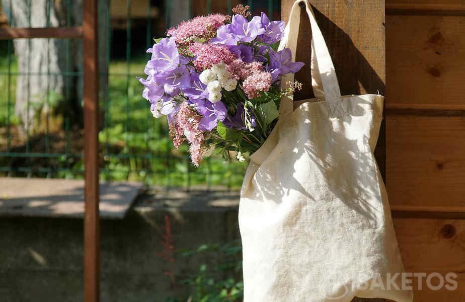 Decoración barata para una boda rústica - una bolsa de algodón con flores
