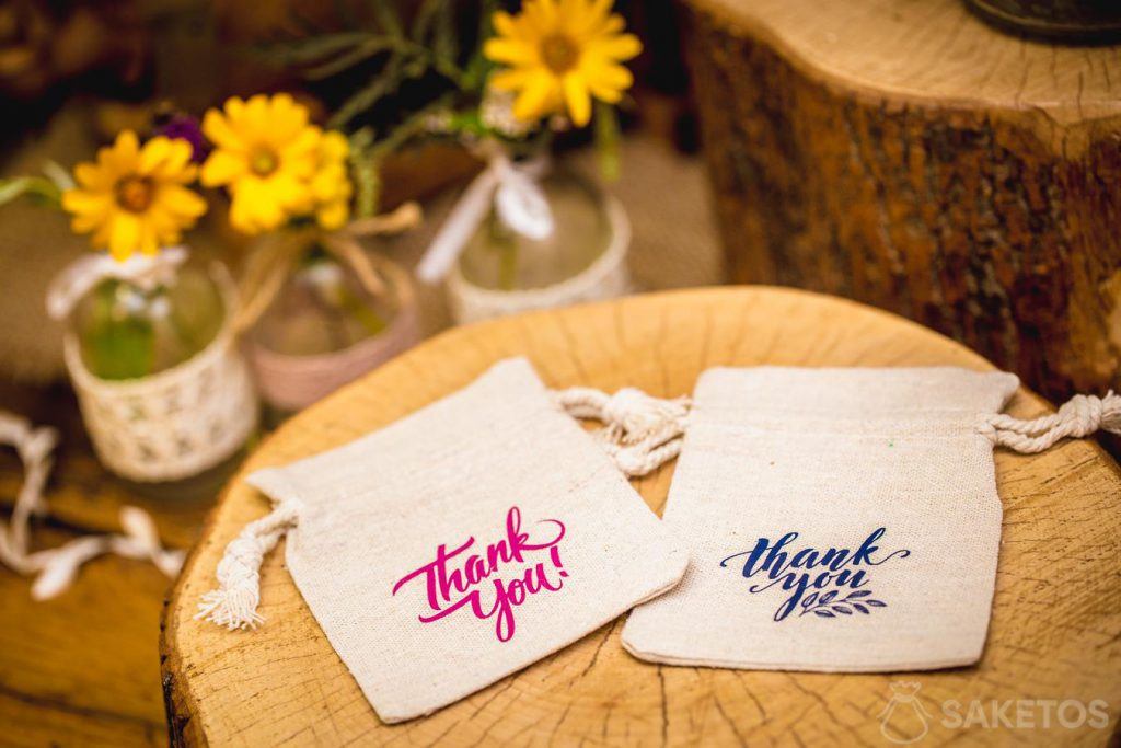Bolsas de lino con la inscripción "gracias"