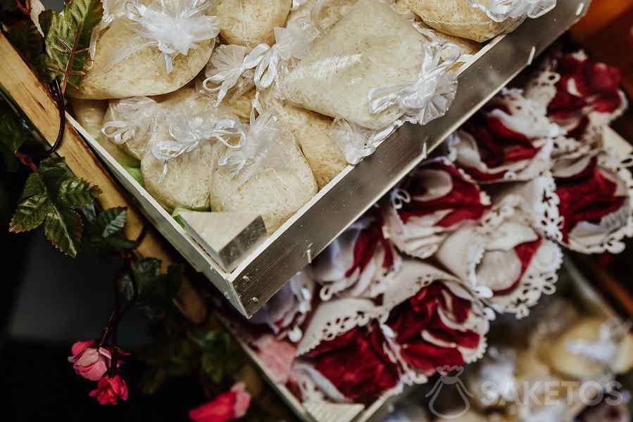 Pétalos de flores en conos y arroz en saquitos: comprueba qué espolvorear a los novios en la boda