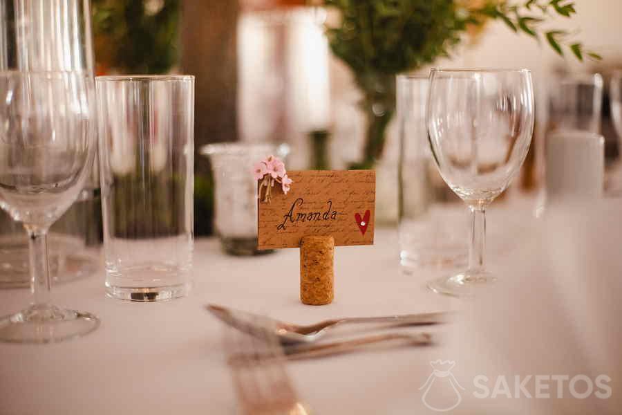 Corcho de vino como soporte para tarjetas tradicionales sobre la mesa