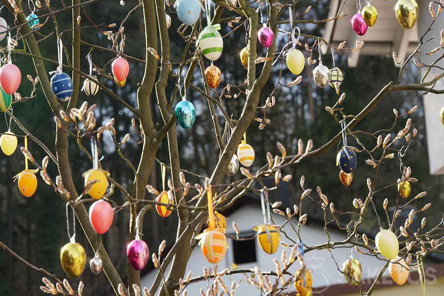 Huevos de Pascua decorativos en un árbol - Decoración de Pascua "hágalo usted mismo