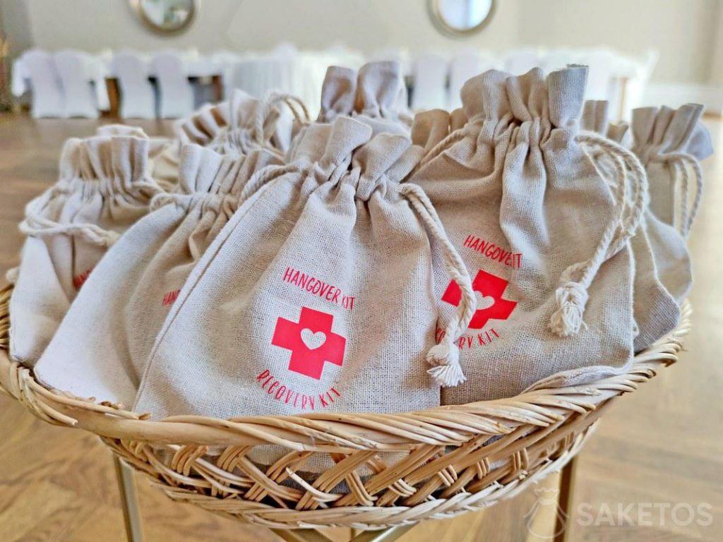 Mesa con bolsas de kit para la resaca - regalos para los invitados a la boda