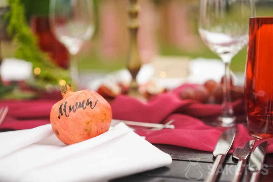 Fruta firmada como una tarjeta de lugar original en la mesa