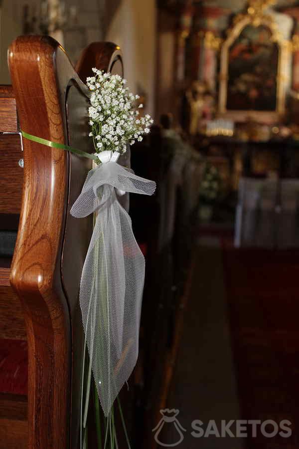 Ramo de flores de gypsophila - decoración para un banco en la iglesia