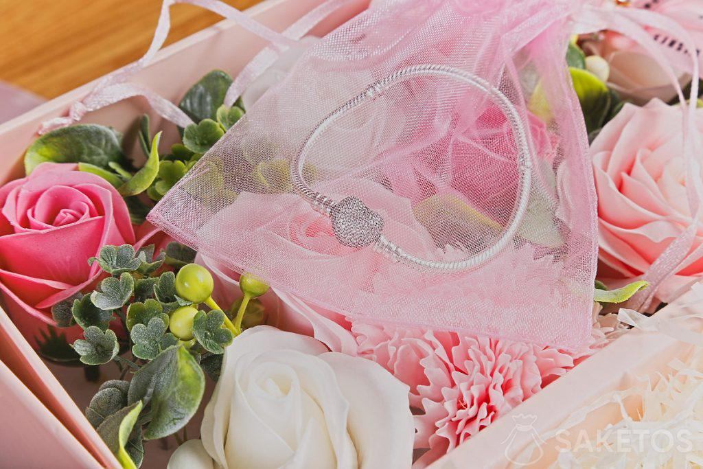 Caja de flores de jabón y pulsera en bolsa de organza