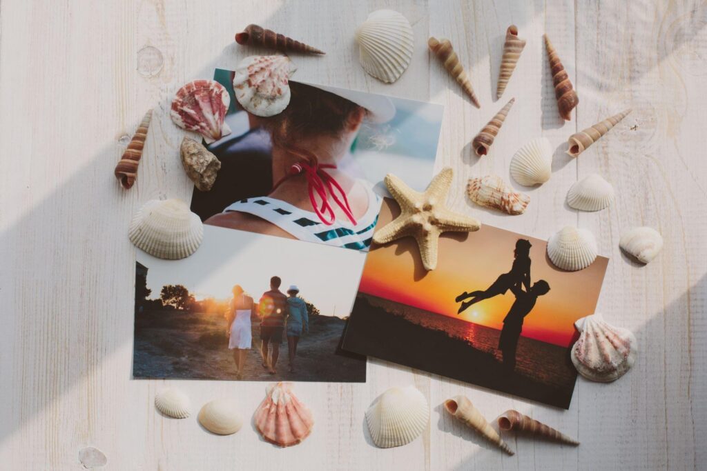 ¡Un collage de fotos y conchas marinas trae recuerdos de vacaciones!