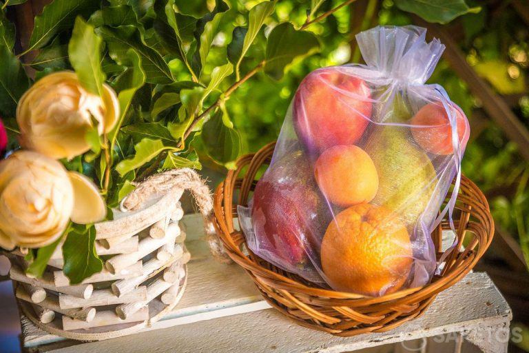 Las bolsas de organza protegen la fruta de las avispas