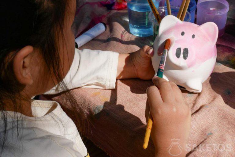 Hucha DIY - para pintar a sí mismo por un niño.