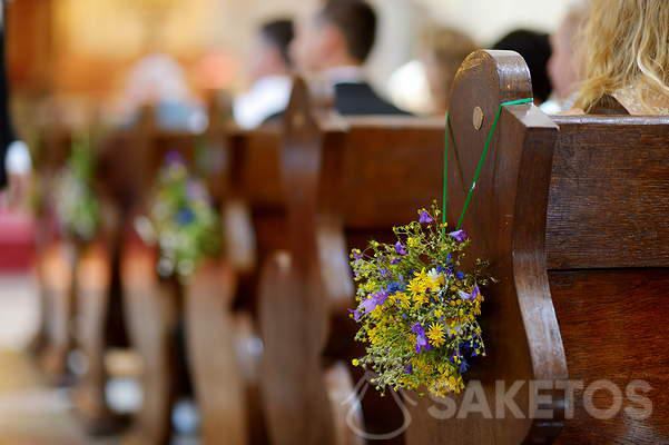 Ramos de flores silvestres para decorar la iglesia