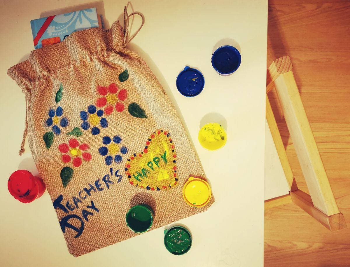 Los alumnos pueden decorar bolsas de tela como regalo para los propios profesores.