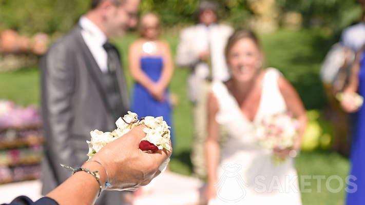 ¿Cómo empaquetar pétalos de flores para una boda?