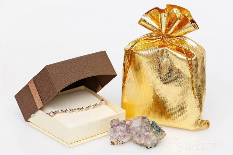 La elegante pulsera empaquetada en una bolsa metálica dorada tiene un aspecto muy elegante.