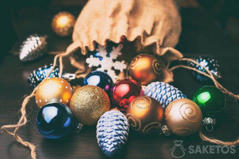 Adornos para el árbol de Navidad en una bolsa de yute