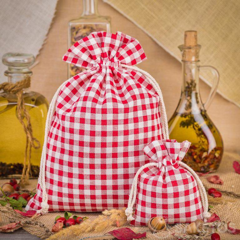 Las modernas bolsas de lino a cuadros rojos son una magnífica decoración para la encimera de la cocina o una estantería
