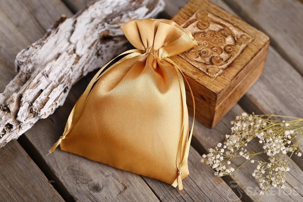 Una forma elegante de empaquetar un regalo: basta con elegir una bolsa de satén.