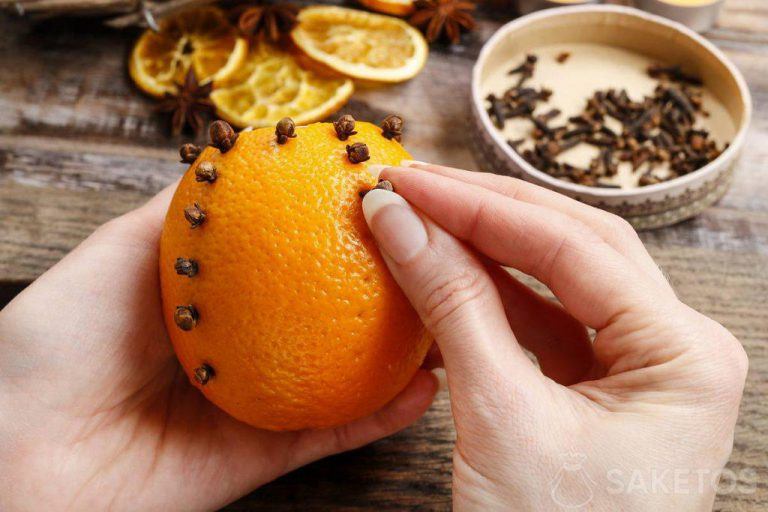 Decoración ecológica para la mesa navideña: naranja aromática con clavo