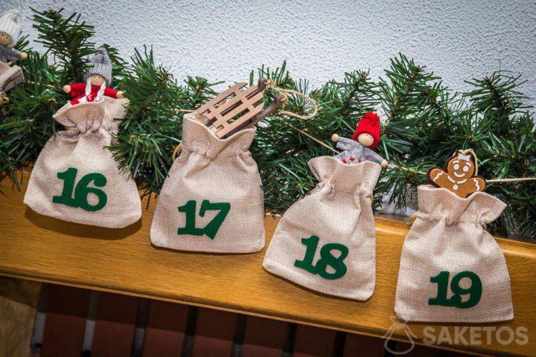 Calendario de Adviento con adornos para árboles de Navidad.