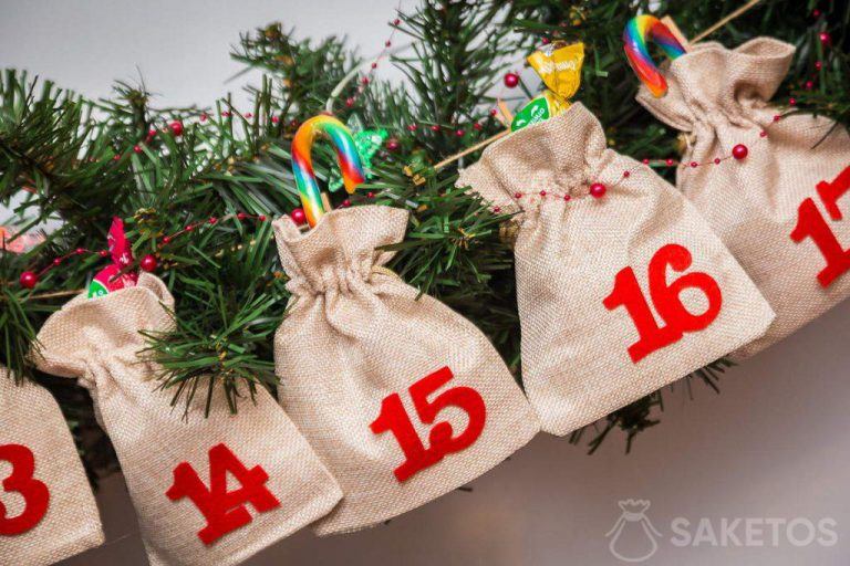 Dulces regalos en un calendario de Adviento hecho con bolsas