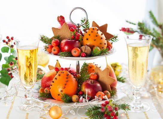 Plato de frutas como decoración festiva de la mesa navideña