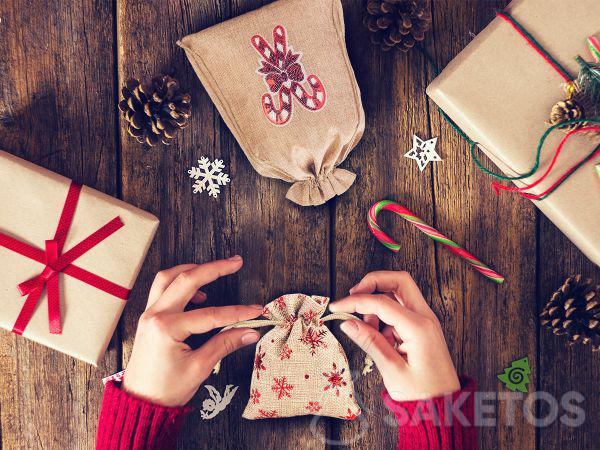 Las bolsas de tela son la respuesta perfecta a la pregunta de cómo envolver bien tu regalo de Navidad.