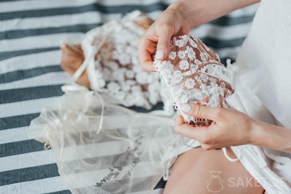 Ropa interior de encaje para la novia en una bolsa de organza