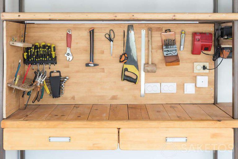 Una buena organización del espacio en las paredes del taller es esencial.