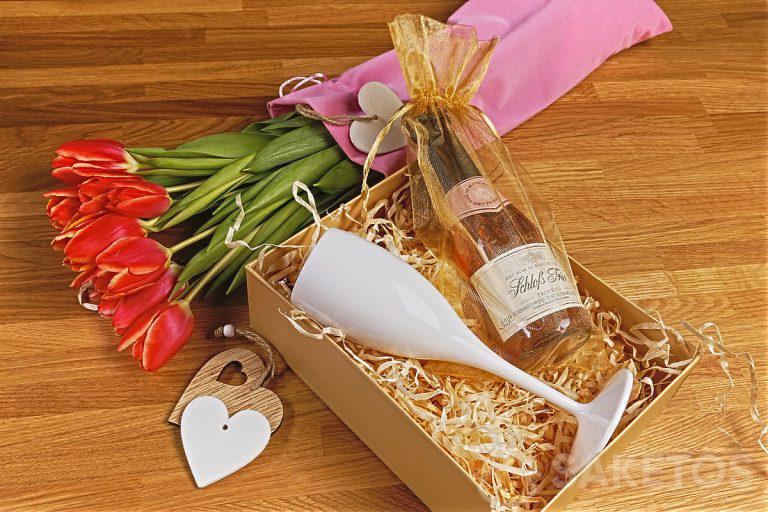 Flores en una elegante bolsa de terciopelo y set de regalo con copa: el regalo perfecto para el Día de la Mujer