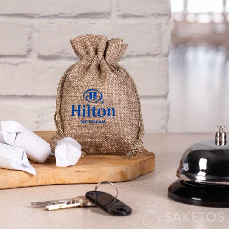 Envases ecológicos para hoteles: las bolsas con logotipo son el envase perfecto para los gadgets promocionales para hoteles